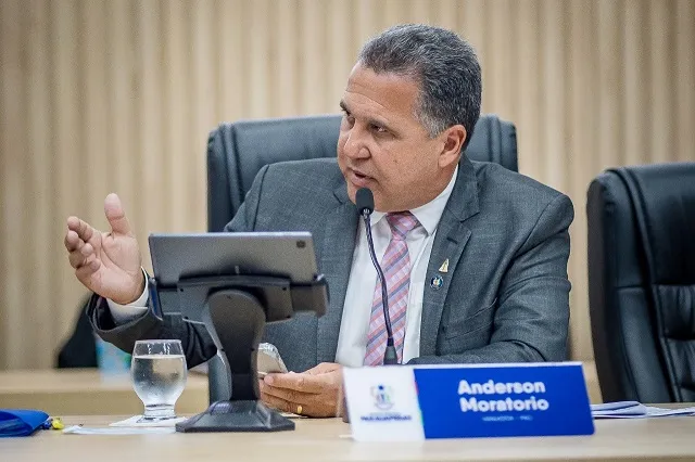 Vereador Anderson Moratorio sugere alteração no Estatuto do Servidor para permitir compatibilidade de cargos