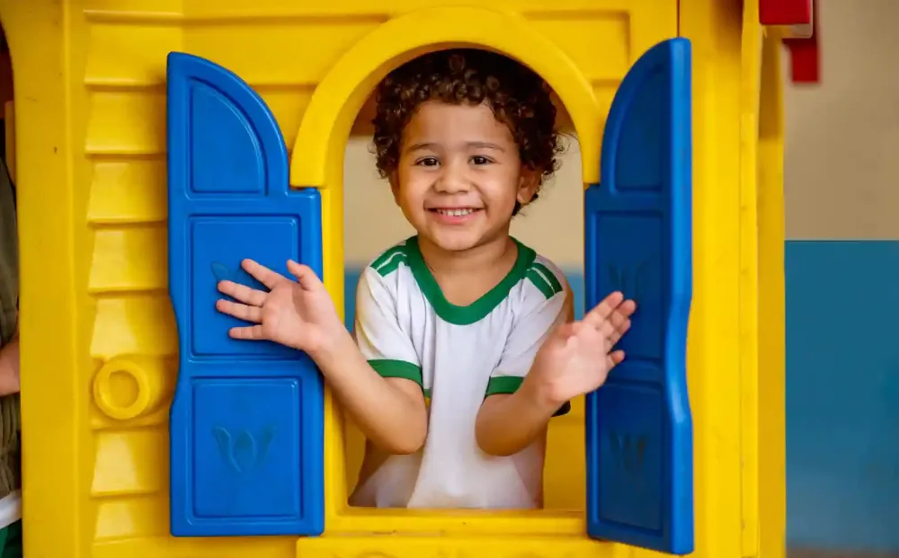Gestão atual de Parauapebas distribui uniformes escolares descartados pela administração anterior