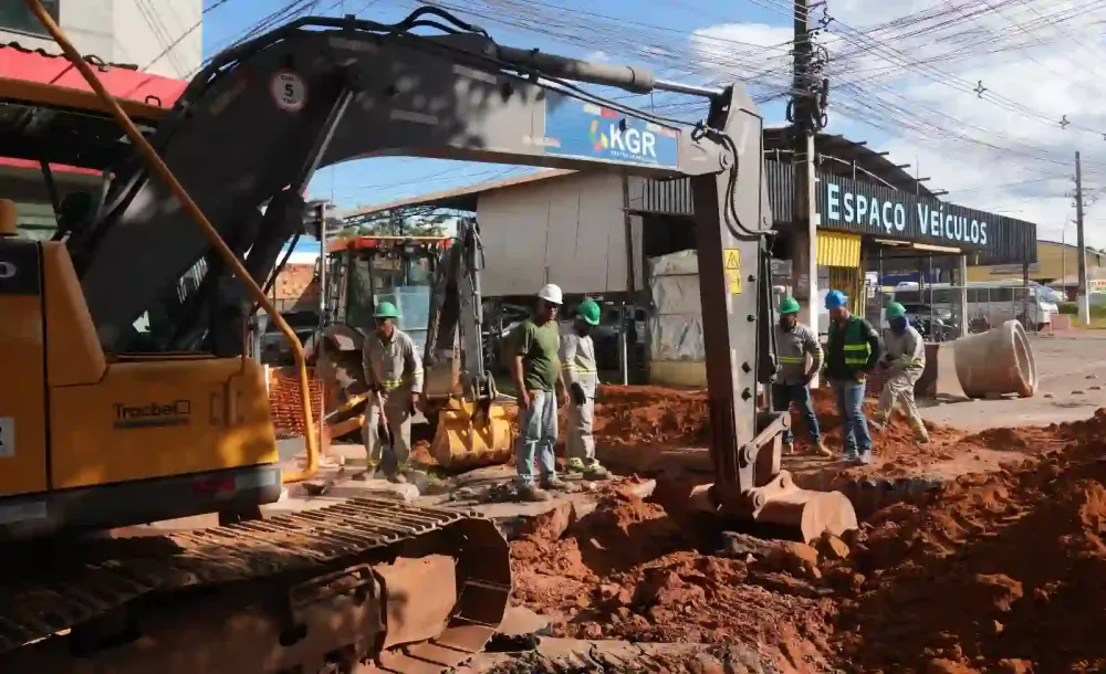 Prefeitura dá continuidade às obras de saneamento básico no bairro Beira Rio