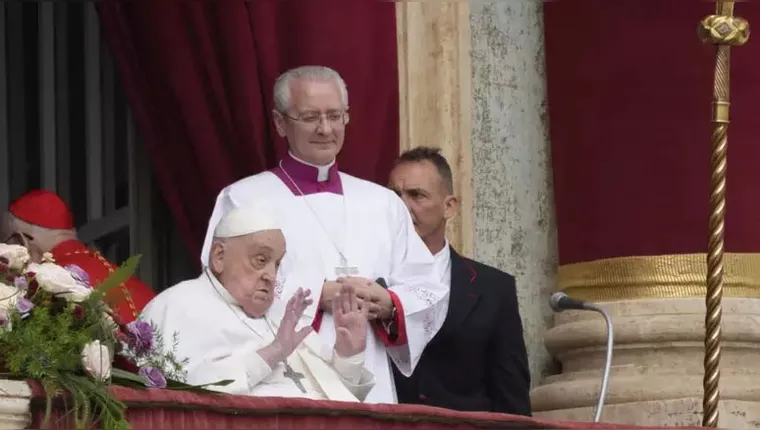 Papa Francisco aparece para dar bênção no domingo de Páscoa