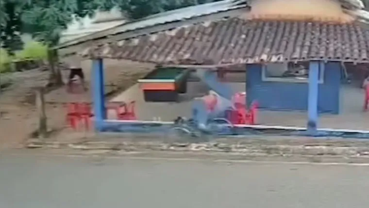 Colisão ainda abalou estrutura do telhado do estabelecimento | Reprodução