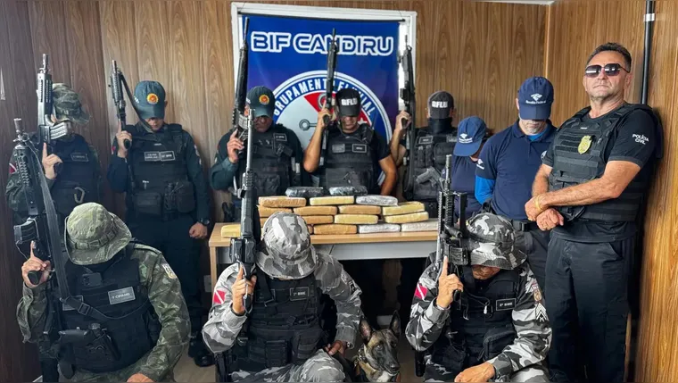 Policiais apresentam droga apreendida | Divulgação