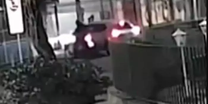 Ladrão atira em mulher porque ela não tinha o modelo de celular que ele queria roubar