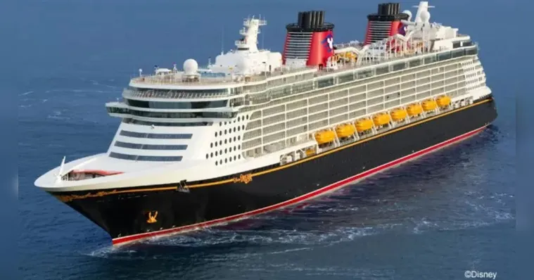 Criança cai de 4º andar de navio da Disney e pai pula no mar