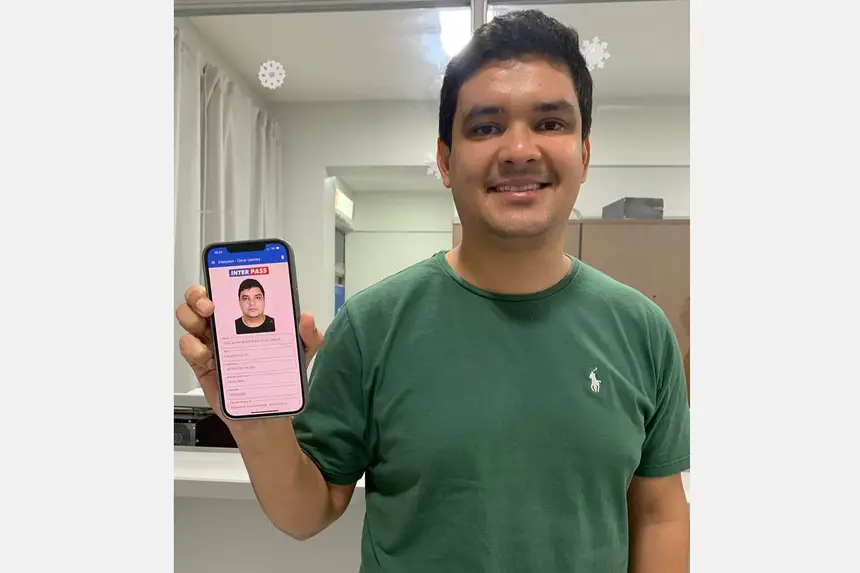 Estudante comemora o acesso à carteira digital Interpass, que garante 50% de desconto nas passagens intermunicipais.