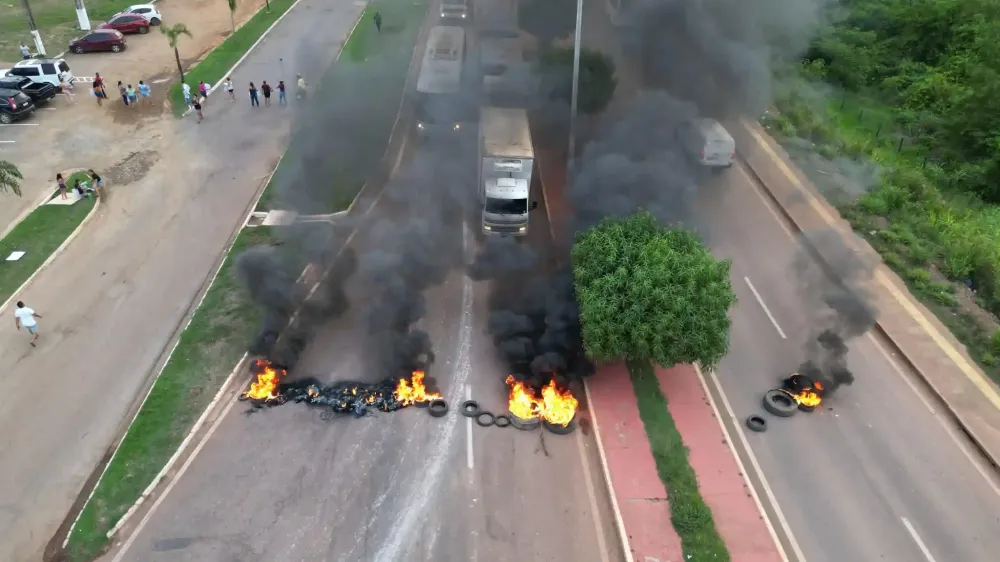 Moradores do Nova Carajás interditam PA-275 contra a falta de água e energia