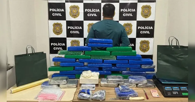 O suspeito foi apresentado junto com o entorpecente | Divulgação/PC