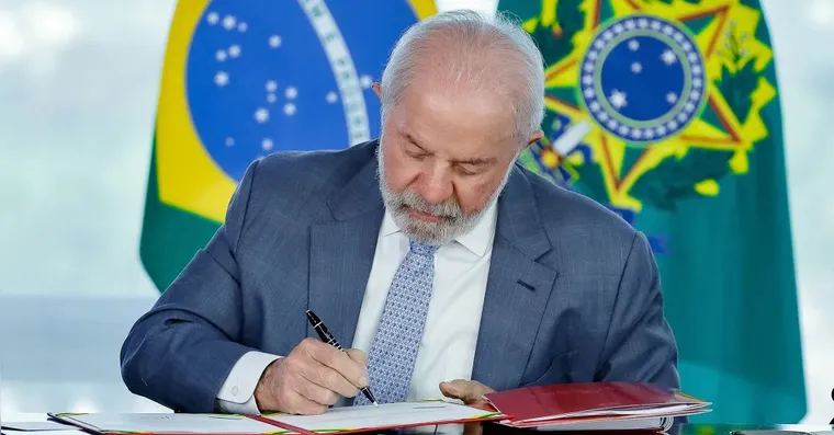 Lula sanciona lei que isenta IR para quem ganha até R$ 5 mil
