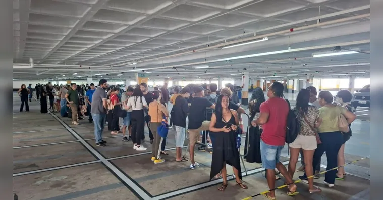 Fãs fazem 4 andares de fila por ingressos do Guns N' Roses em Belém