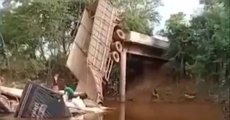 Vídeo: caminhão cai em rio após ponte desabar no sul do Pará