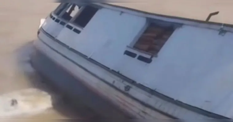 Vídeo: barco naufraga com carga de madeira em Breves