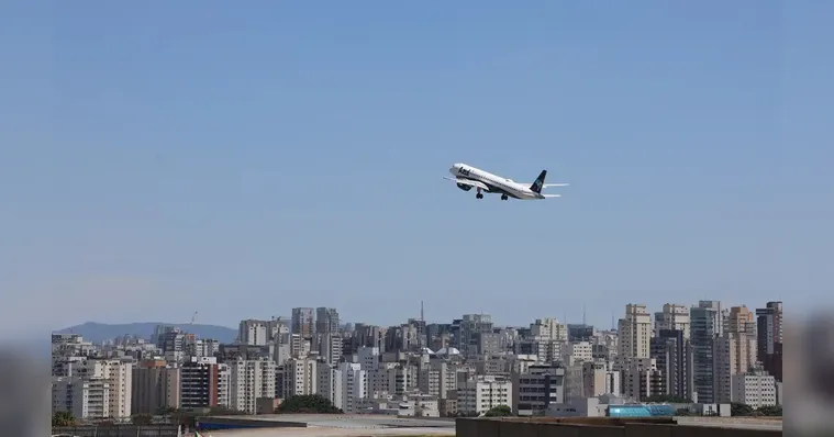 Idoso tenta pegar voo com a mulher morta em cadeira de rodas