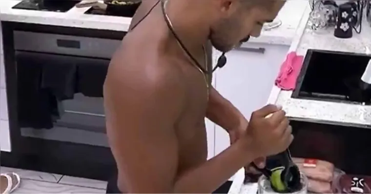 Matheus tenta espremer limão sem cortar e viraliza no BBB 26
