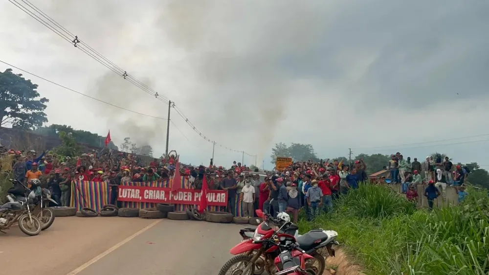 Sem Terra ocupam e põem fogo na ferrovia da Vale, em Parauapebas
