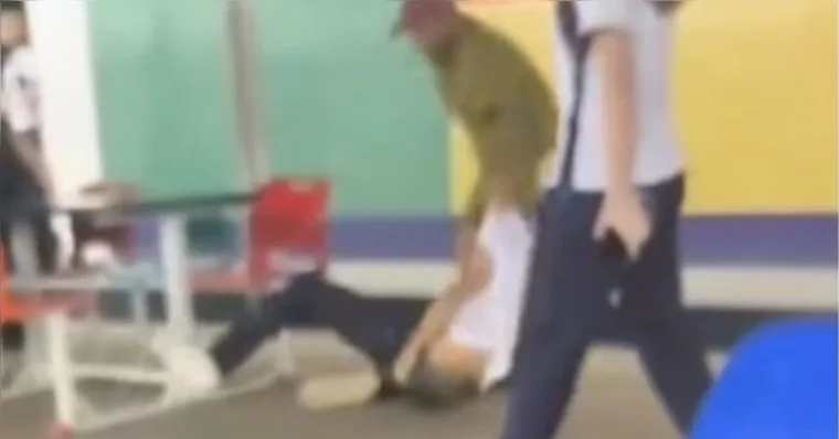 As imagens que circularam nas redes sociais registram o momento em que o homem entra na escola e confronta o aluno. | Reprodução / Redes Sociais
