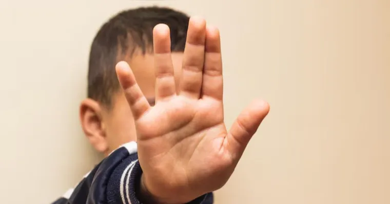 Apesar da agressividade do vídeo, o exame de corpo de delito não encontrou ferimentos físicos no menino | Reprodução/Freepik