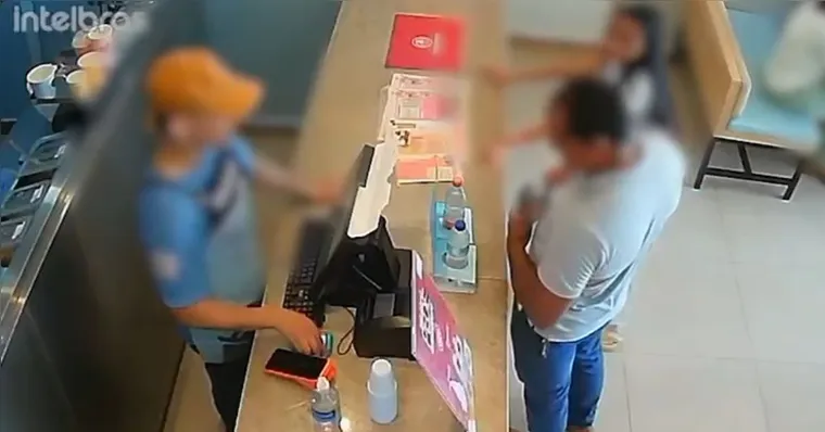 Momento em que o funcionário usa a máquina particular | Reprodução