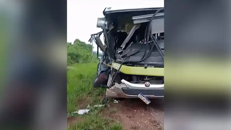 Ônibus colide em micro-ônibus escolar e monitora fica ferida