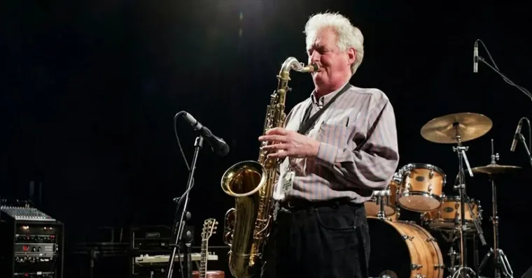 Morreu nesta sexta-feira (22), aos 83 anos, o saxofonista Dick Parry | ( Reprodução Redes Sociais )