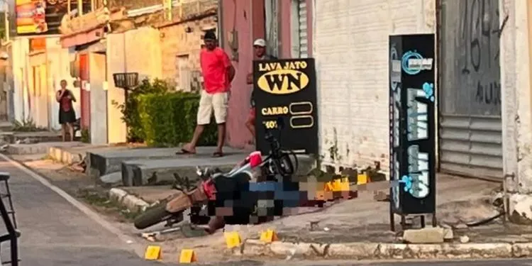 Homem não resistiu aos ferimentos e morreu no local do crime (Foto: Reprodução / Redes Sociais)