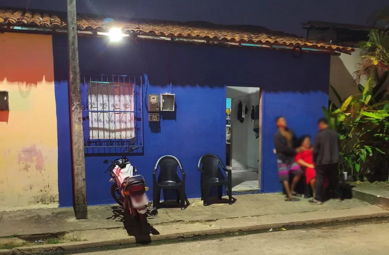 Na frente da casa onde ocorreu o crime, familiares choram o assassinato brutal de Marcelino de Sousa/ Foto: rede social