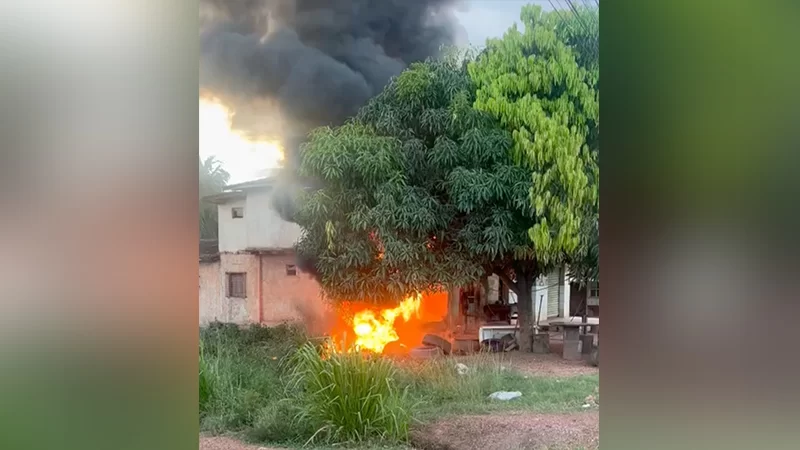 O incêndio atingiu um ponto comercial no centro da cidade/ Foto: Divulgação