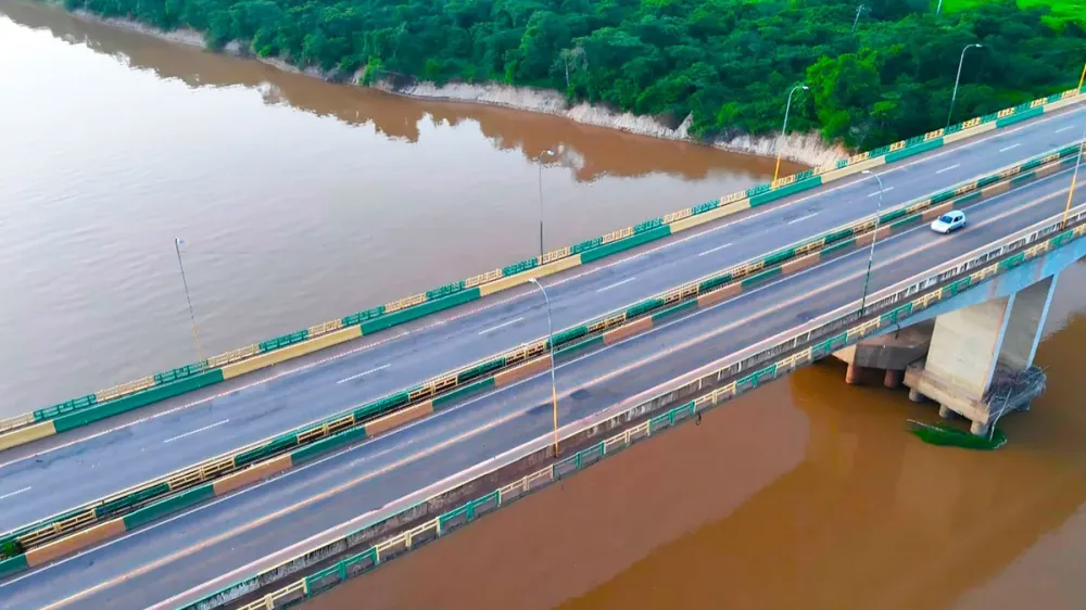Fluxo de veículos pesados nas cabeceiras da ponte sobre o Rio Itacaiúnas, em Marabá, onde novas placas de sinalização vertical alertam os caminhoneiros sobre os horários proibidos de circulação | Reprodução/DNIT