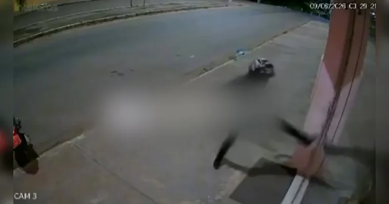 Homem desferiu vários chutes na porta do estabelecimento, mas sem sucesso | Reprodução