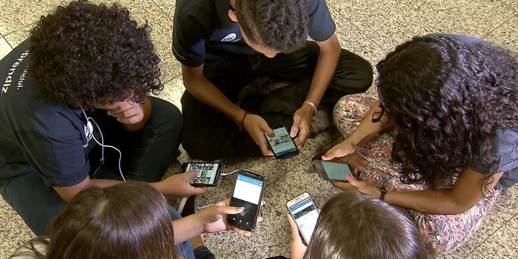 A estabelece regras restringe o uso durante aulas, recreios e intervalos. (Foto: Arquivo MEC via Agência B)