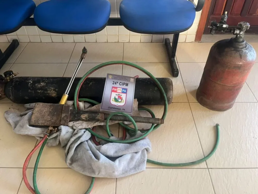 Criminosos abandonaram equipamentos como maçaricos e cilindros de gás/ Foto: Divulgação