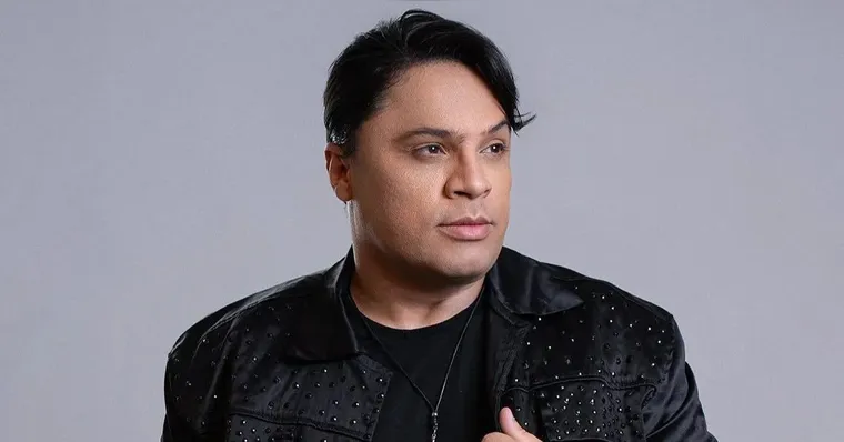 Neto Araújo iniciou a vida no palco em festivais locais e concursos de calouros, onde desenvolveu sua habilidade vocal. | Reprodução / Redes Sociais