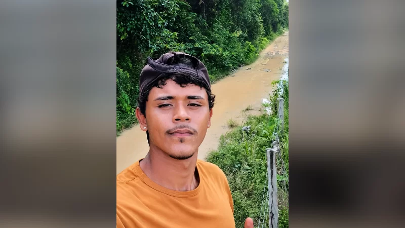 A vítima foi encontrada em meio ao matagal, dentro de uma área de construção cercada por muros/Foto: Redes Sociais