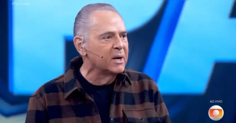 Narrador participou do programa Domingão com Huck deste domingo. | ( Reprodução TV Globo )