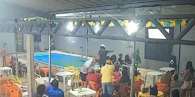 A imagem em destaque mostra momentos antes do suspeito puxar o gatilho da arma e disparar contra a cabeça da vítima. (Foto: Reprodução | Parauapebas Muita Treta)