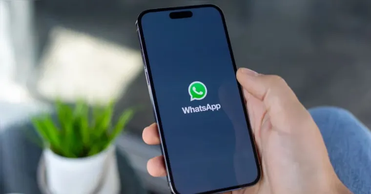 A proposta da empresa é substituir a tradicional indicação em texto de “online” por um sinal visual mais rápido e intuitivo. | Shutterstock