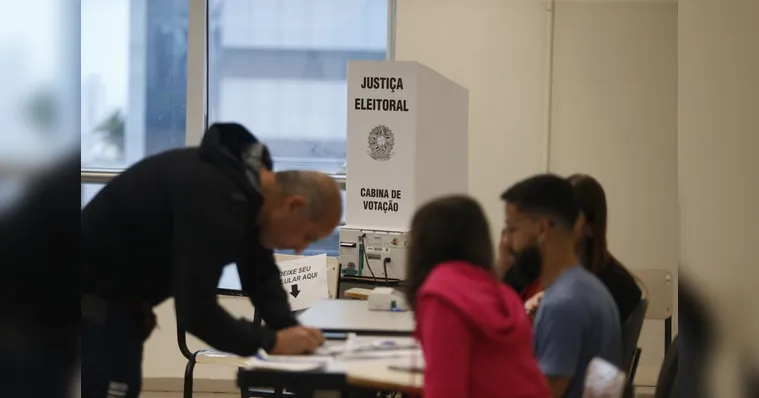 No dia da eleição, os mesários realizam a identificação dos eleitores, o procedimento da zerésima e outras funções. | (Paulo Pinto/Ag. Brasil)