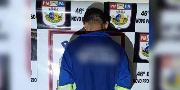A imagem em destaque mostra o suspeito preso de costas. (Foto: Reprodução | Giro Portal)
