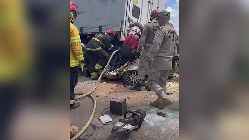 Um carro foi esmagado entre dois caminhões na manhã desta quinta/ Fotos: Divulgação