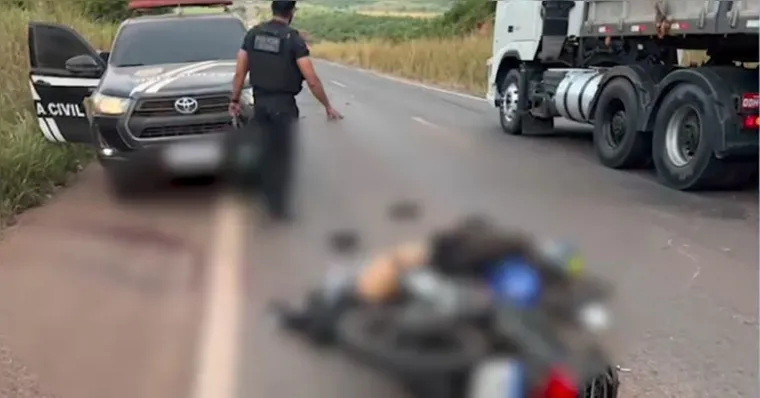 O homem colidiu a motocicleta na lateral do caminhão, caiu e morreu | Reprodução/RBATV Paragominas