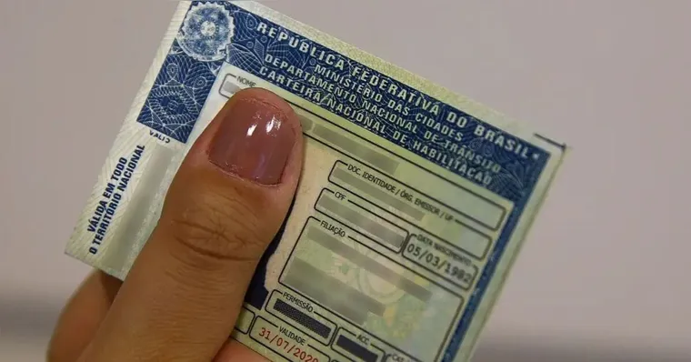 Com o processo de renovação interrompido, o motorista não consegue atualizar a habilitação | (Marcello Casal Jr/Agência Brasil)