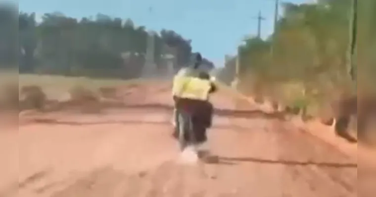 Testemunhas registraram o motociclista arrastando o cachorro | Divulgação