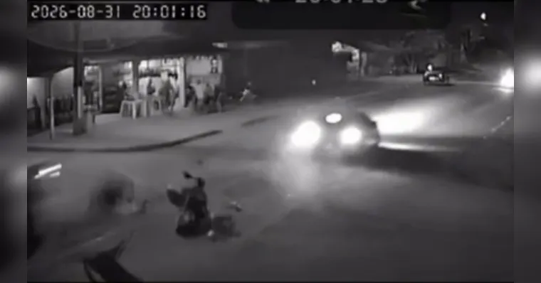 O impacto da colisão foi tão forte que o homem foi arremessado e a motocicleta destruída | Divulgação