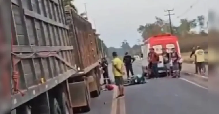O motociclista seguia para o trabalho, quando caiu na pista e foi atingido pelo caminhão | Reprodução