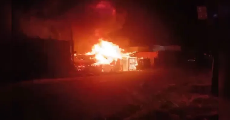 A marcenaria abandonada foi completamente destruída pelo incêndio | Reprodução