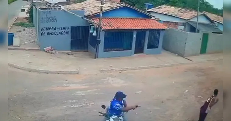 Suspeito em motocicleta atacou o homem, que tentou correr, mas acabou morrendo | Divulgação/Ismael News