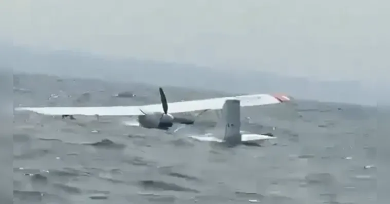 Imagens mostram avião dentro das águas do rio Tapajós, no Pará; causas da queda ainda não foram esclarecidas. | (Reprodução/Redes Sociais)