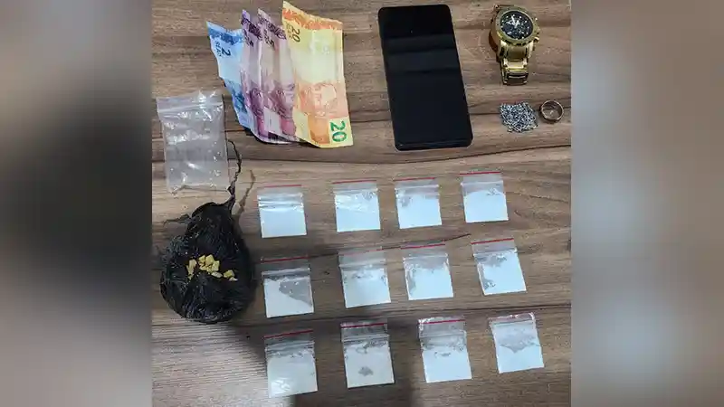 Com cocaína e crack, suspeito de ser traficante é preso na madrugada