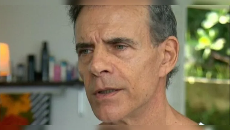 Ator mostra 'puxadinho' onde dorme com a mulher